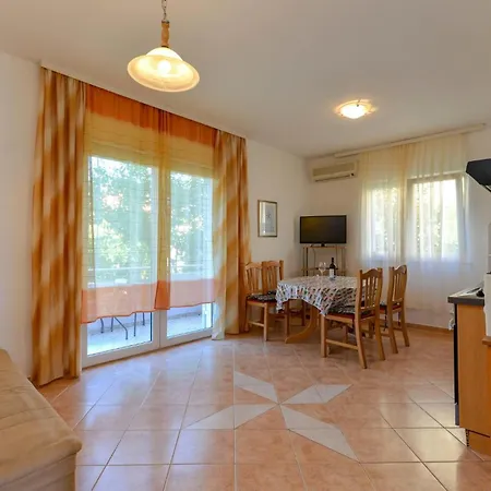 1 Bedroom In Apartment *