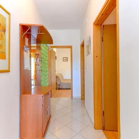 1 Bedroom In Apartment *